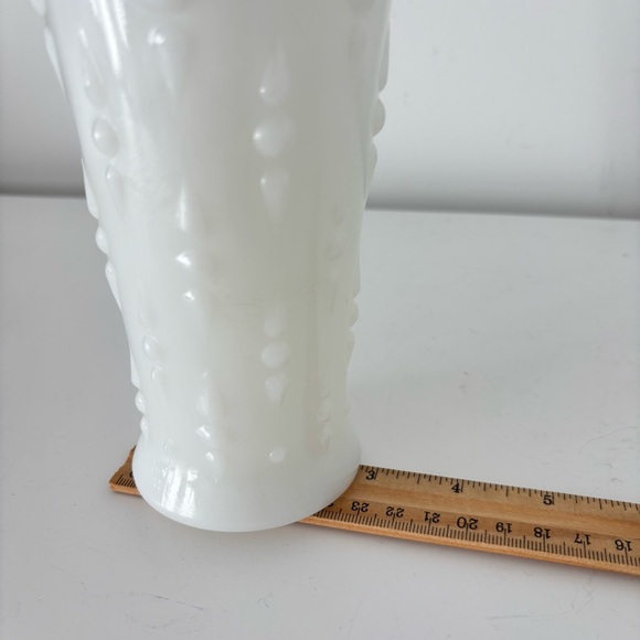 Vintage Anchor Hocking milk glass trumpet shaped vase scalloped edge teardrop - Picture 9 of 10